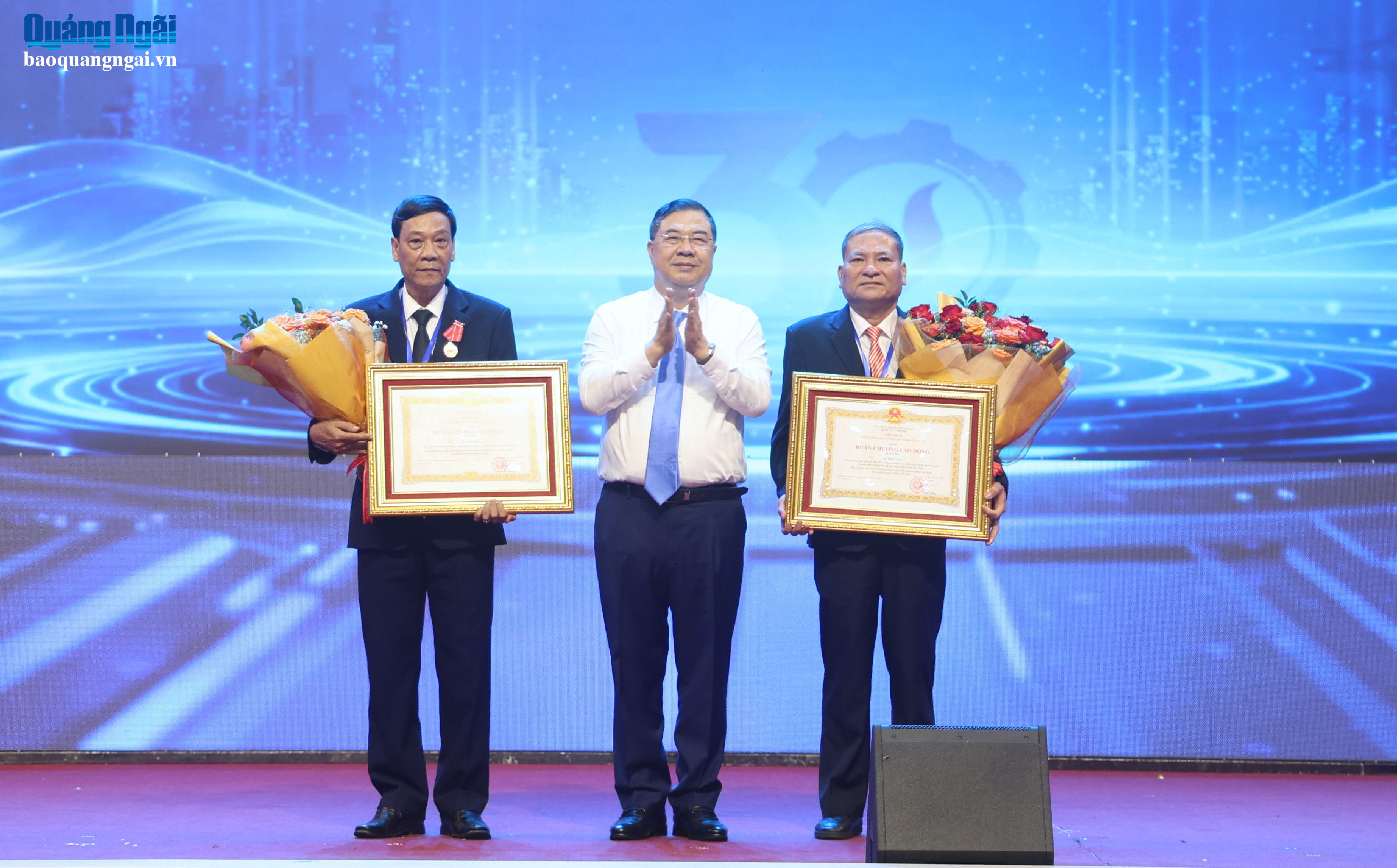 Ủy viên Bộ Chính trị, Phó Thủ tướng Thường trực Chính phủ Phạm Gia Túc trao Huân chương Lao động hạng Nhì và hạng Ba cho 2 cá nhân.