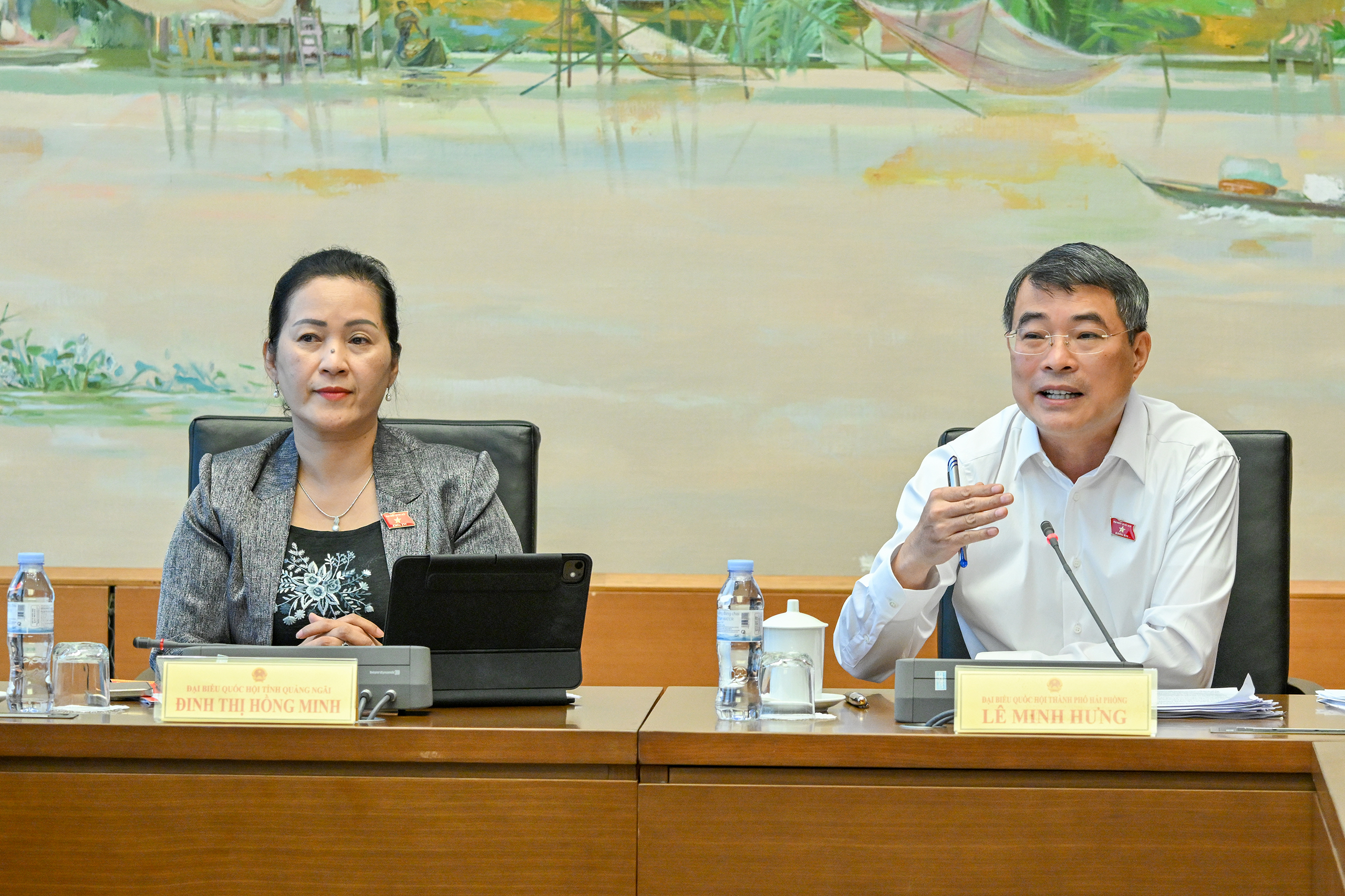 Thủ tướng Chính phủ Lê Minh Hưng và Phó Bí thư Tỉnh ủy, Trưởng đoàn ĐBQH tỉnh Quảng Ngãi Đinh Thị Hồng Minh tham gia phiên thảo luận tại Tổ 11. Ảnh: QUỐC HỘI