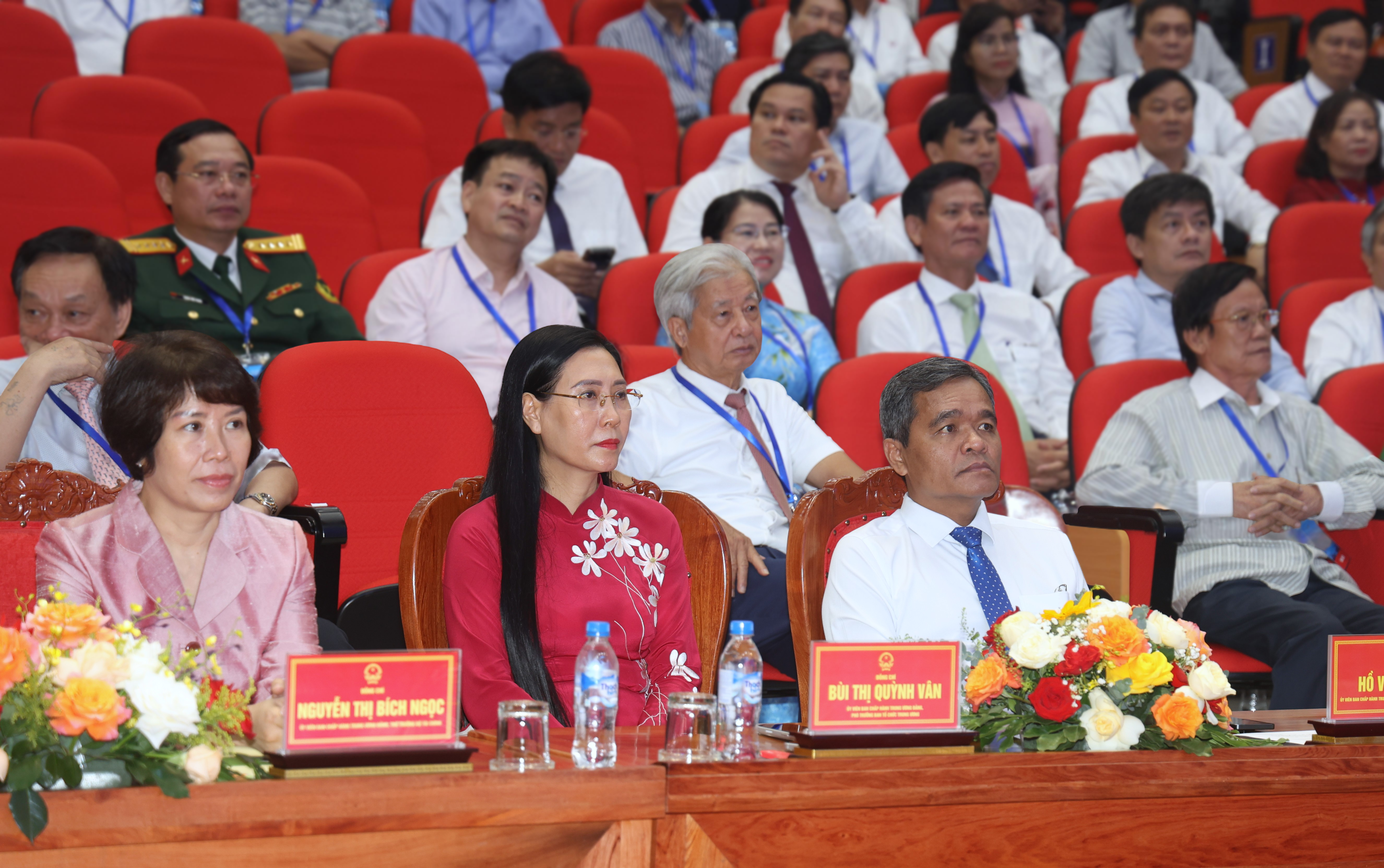 Ủy viên Trung ương Đảng, Phó Trưởng ban Tổ chức Trung ương, nguyên Bí thư Tỉnh ủy Quảng Ngãi Bùi Thị Quỳnh Vân; Ủy viên Trung ương Đảng, Thứ trưởng Bộ Tài chính Nguyễn Thị Bích Ngọc; Ủy viên Trung ương Đảng, Bí thư Tỉnh ủy Hồ Văn Niên và các đại biểu dự buổi lễ.