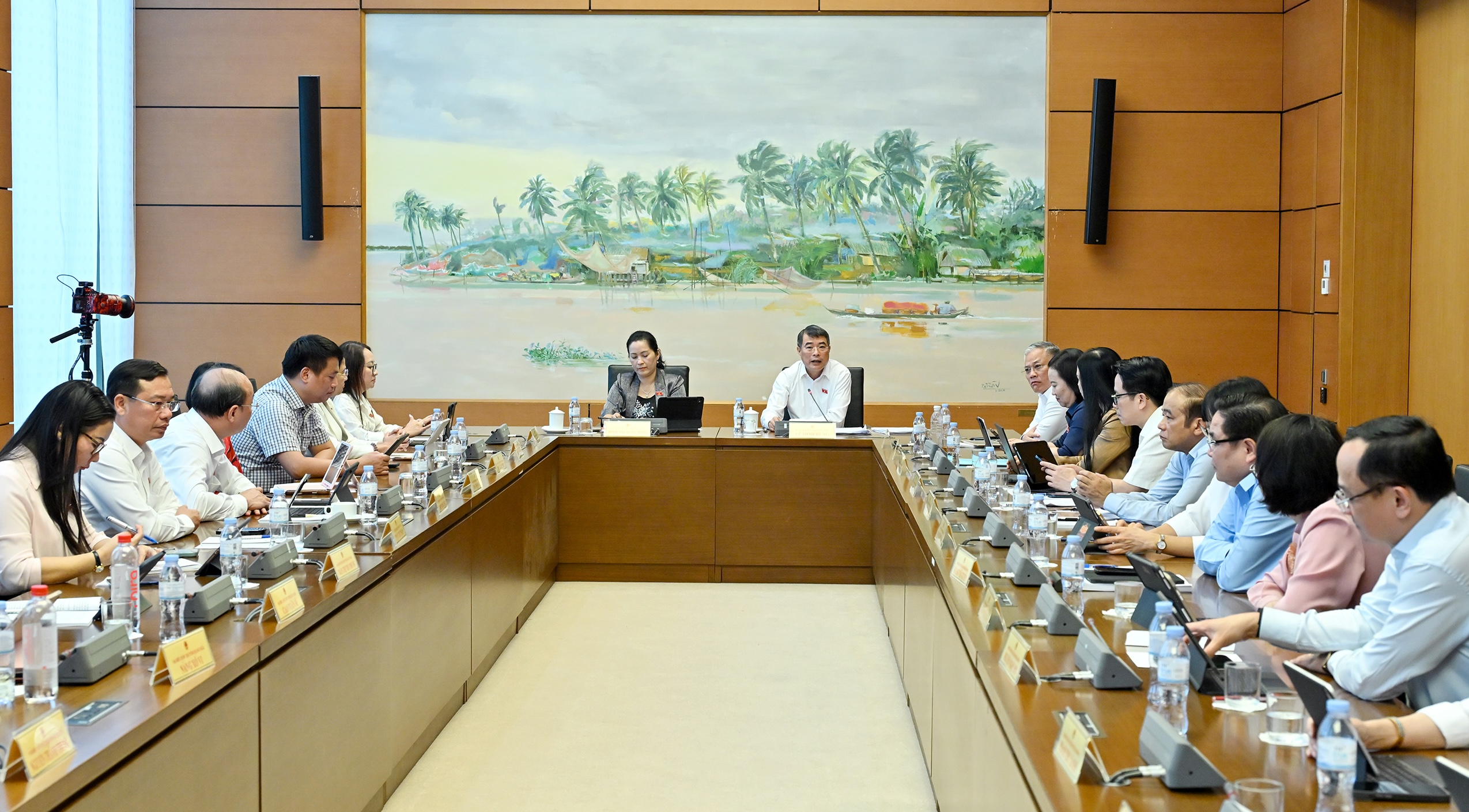 Quang cảnh phiên thảo luận, sáng 19/8. Ảnh: QUỐC HỘI
