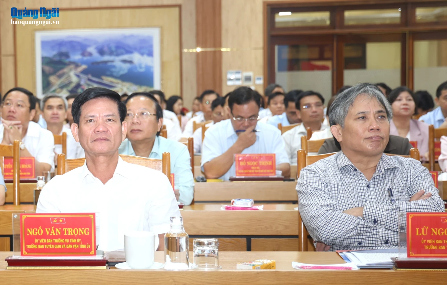 Các đồng chí trong Ban Thường vụ Tỉnh ủy dự hội nghị.