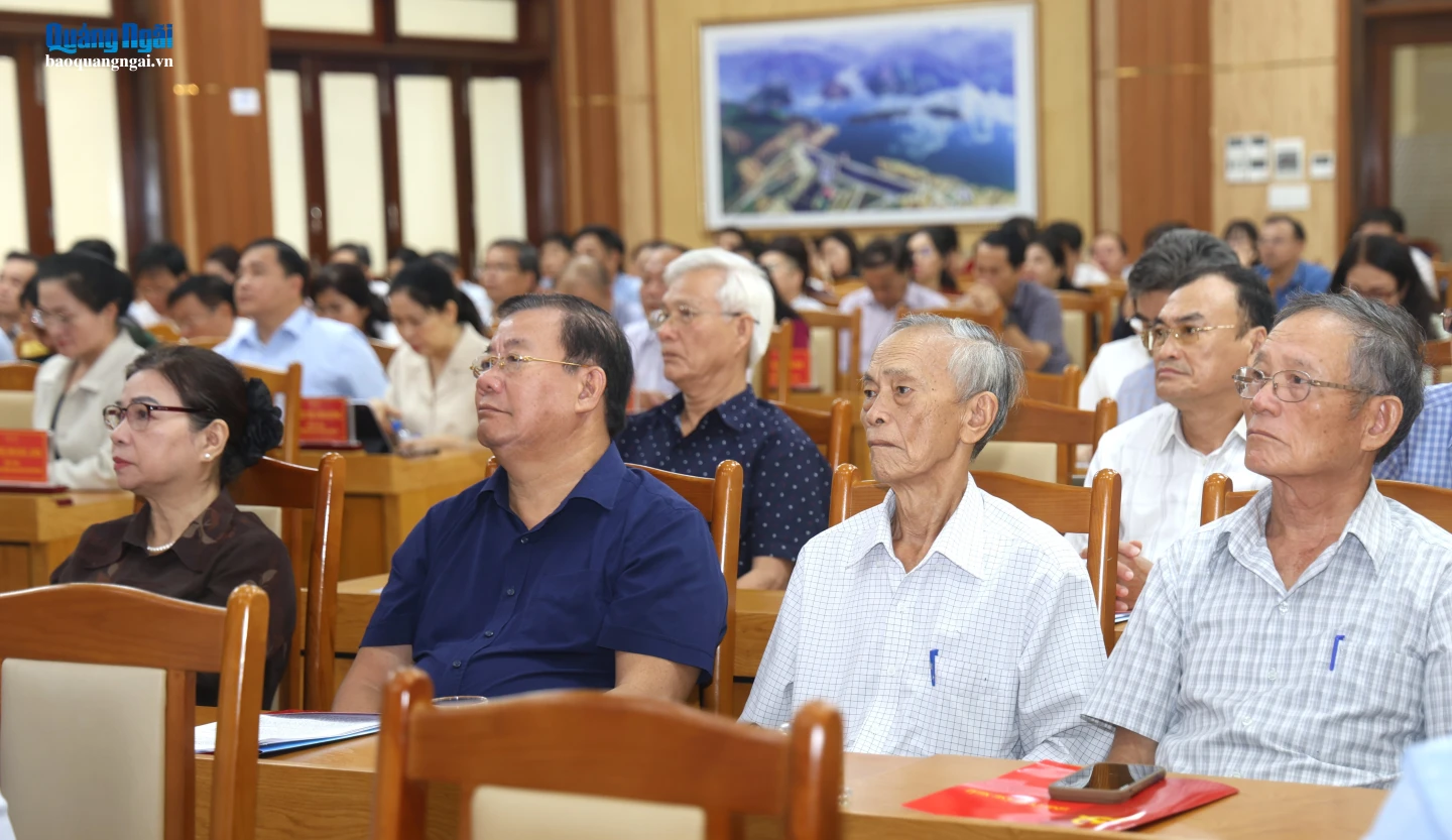 Các đồng chí nguyên lãnh đạo tỉnh dự hội nghị.