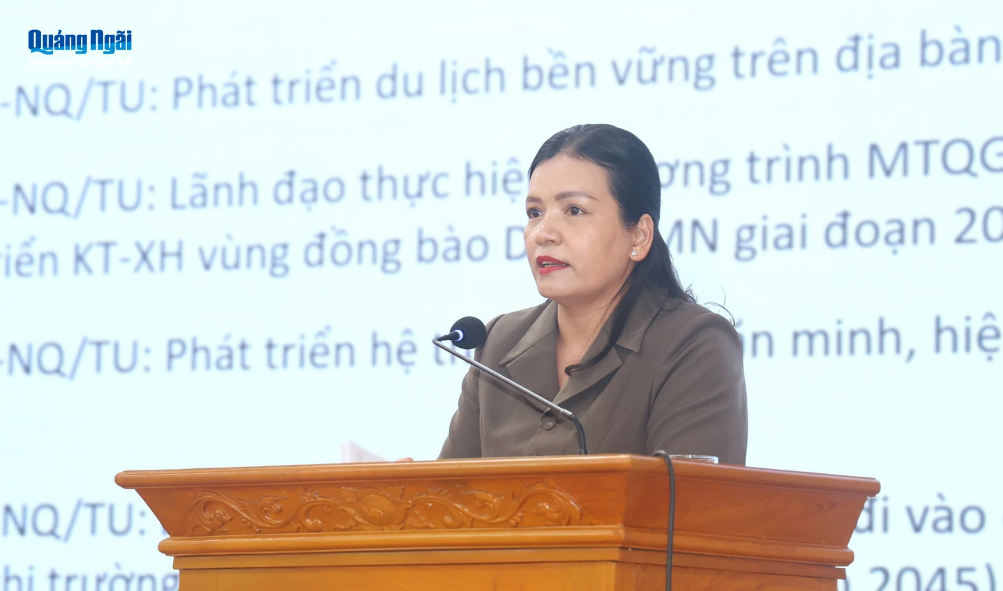Ủy viên Ban Thường vụ Tỉnh ủy, Phó Chủ tịch Thường trực UBND tỉnh Y Ngọc quán triệt các nghị quyết chuyên đề của Tỉnh ủy.