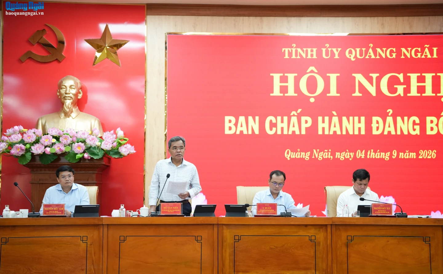 Thông qua các chương trình, kế hoạch thực hiện nghị quyết, kết luận của trung ương