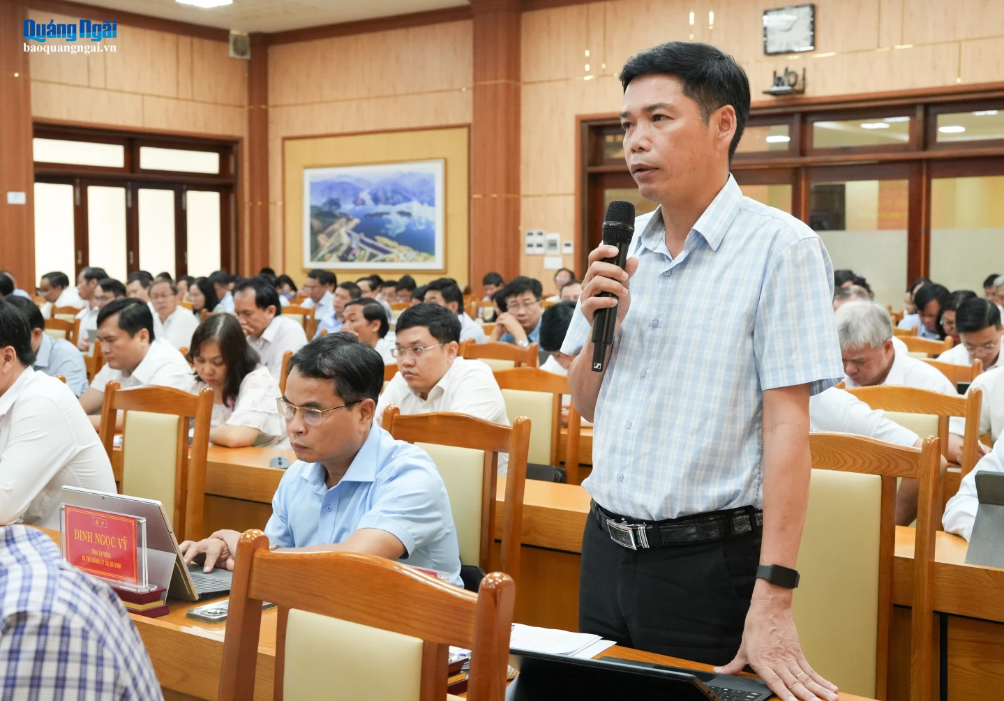 Đồng chí Đặng Quang Hà - Bí thư Đảng ủy xã Măng Đen góp ý vào các dự thảo.