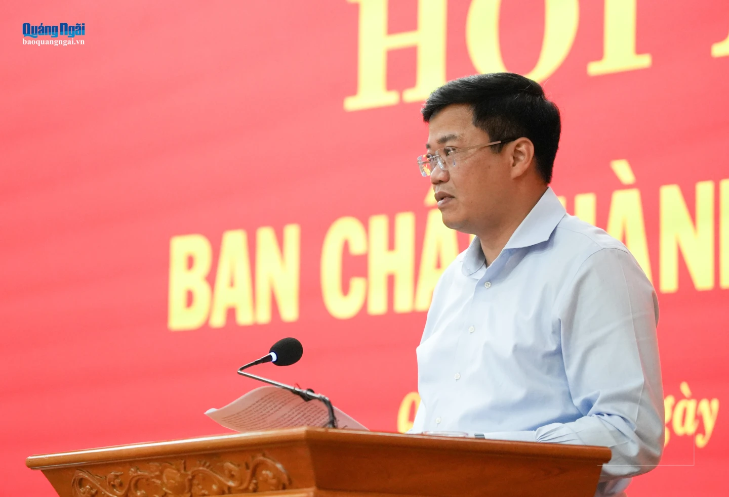 Phó Bí thư Tỉnh ủy, Chủ tịch UBND tỉnh Nguyễn Đức Tâm trình bày tờ trình của Ban Thường vụ Tỉnh ủy về chủ trương đầu tư dự án Tuyến đường bộ cao tốc Quảng Ngãi - Kon Tum, đoạn Quảng Ngãi - Đăk Hà (Km0 -Km136).