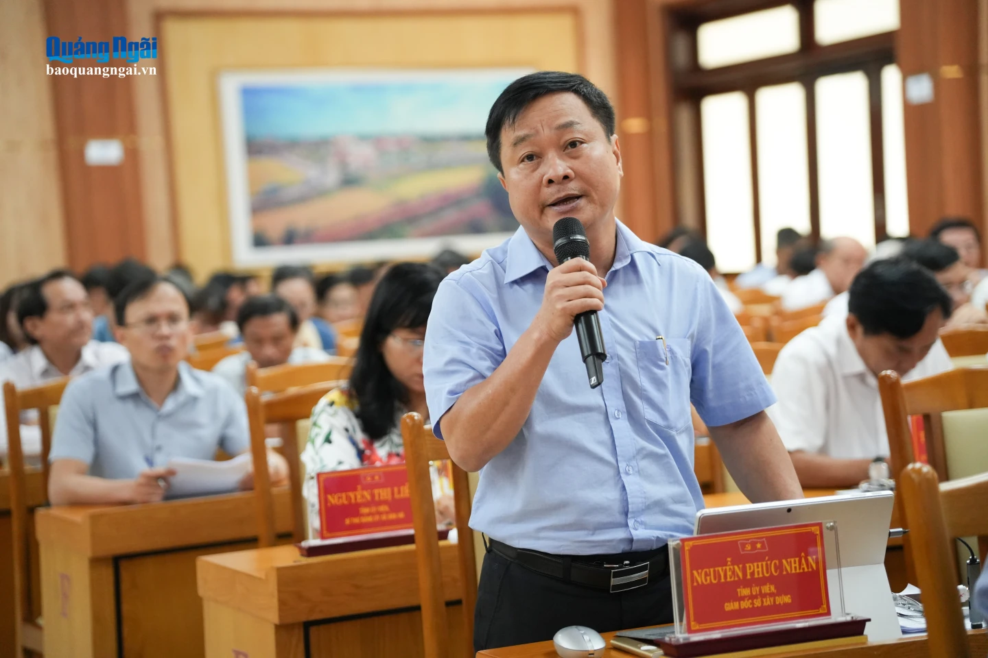 Đồng chí Nguyễn Phúc Nhân - Giám đốc Sở Xây dựng chia sẻ thêm thông tin về dự án tại hội nghị.