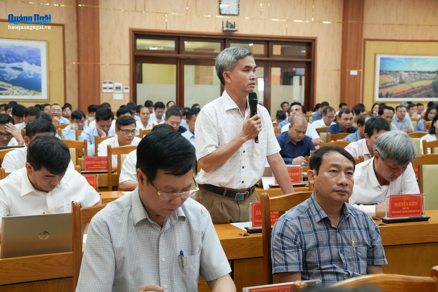 Đồng chí Đào Duy Khánh - Trưởng ban Văn hóa xã hội (HĐND tỉnh) góp ý về dự án tại hội nghị.