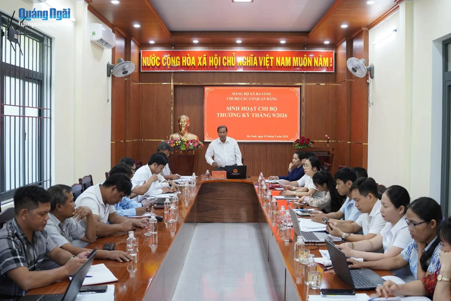 Quang cảnh buổi sinh hoạt Chi bộ các cơ quan Đảng xã Ba Vinh.