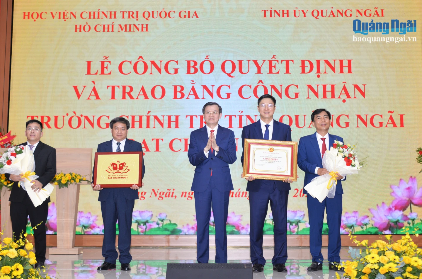 Phó Giáo sư, Tiến sĩ Đoàn Minh Huấn - Ủy viên Bộ Chính trị, Giám đốc Học viện Chính trị quốc gia Hồ Chí Minh trao Bằng công nhận, biểu trưng và tặng hoa chúc mừng tập thể Trường Chính trị tỉnh.