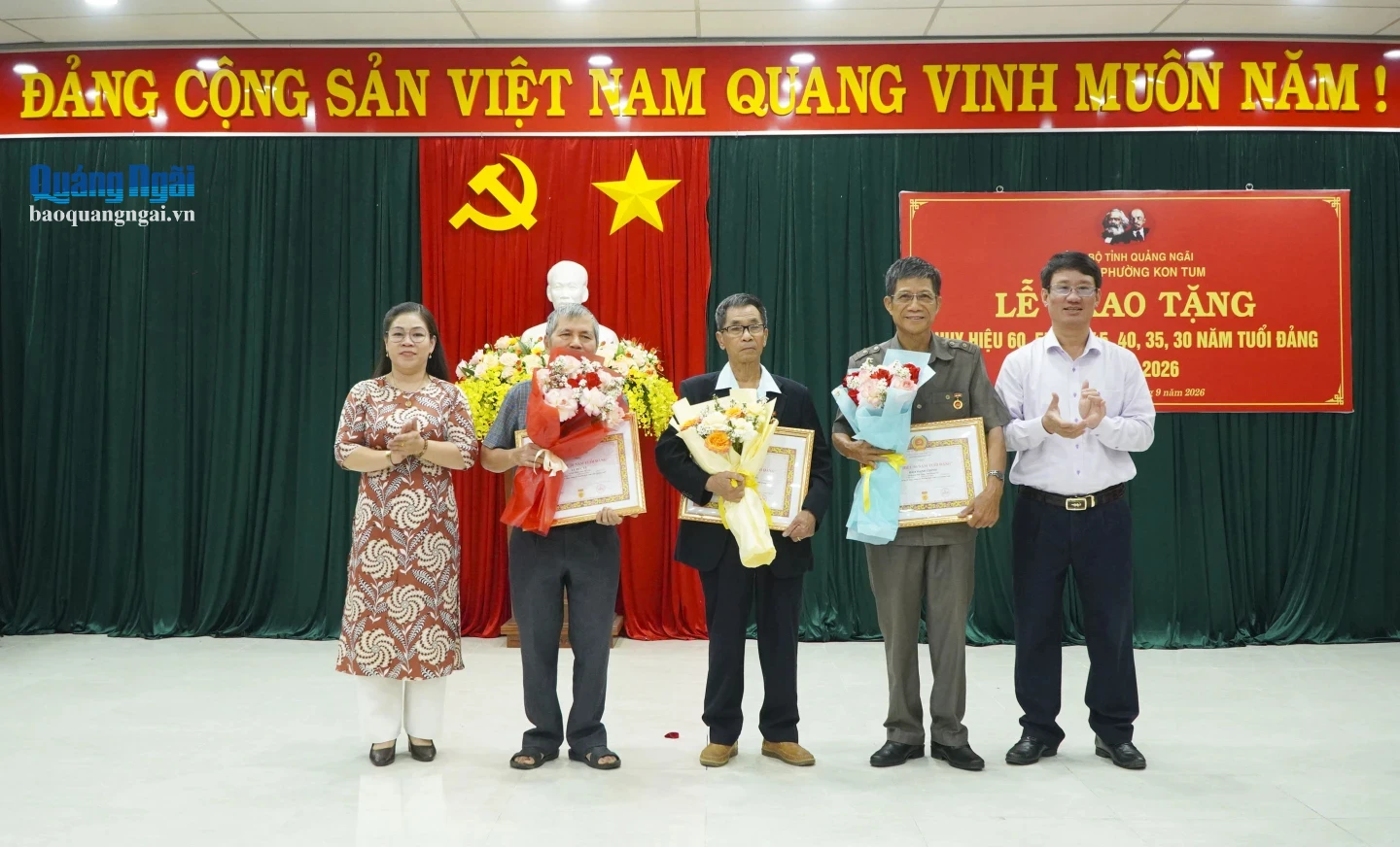 Lãnh đạo phường Kon Tum trao Huy hiệu Đảng cho các đảng viên. 