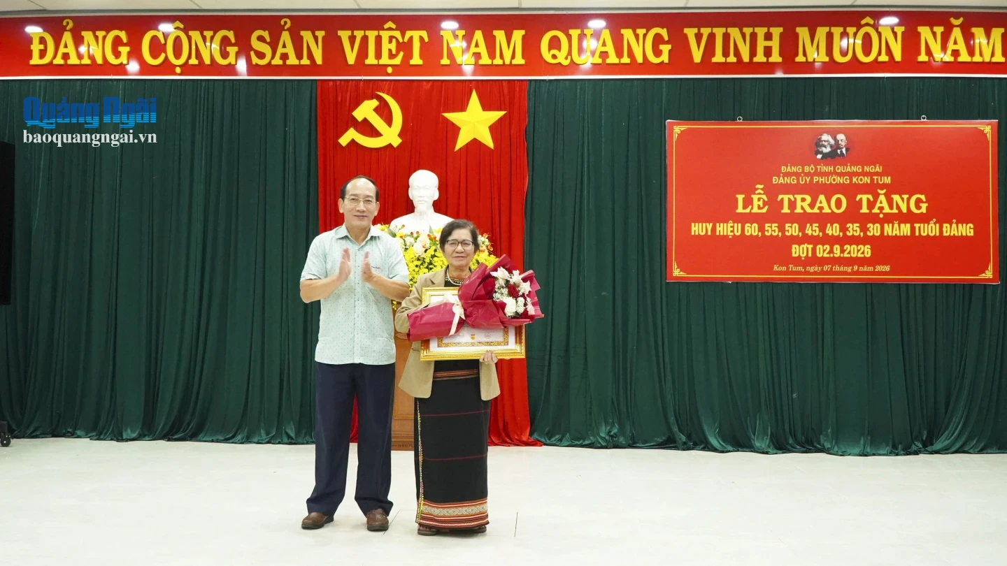 Trao Huy hiệu Đảng cho 116 đảng viên phường Kon Tum
