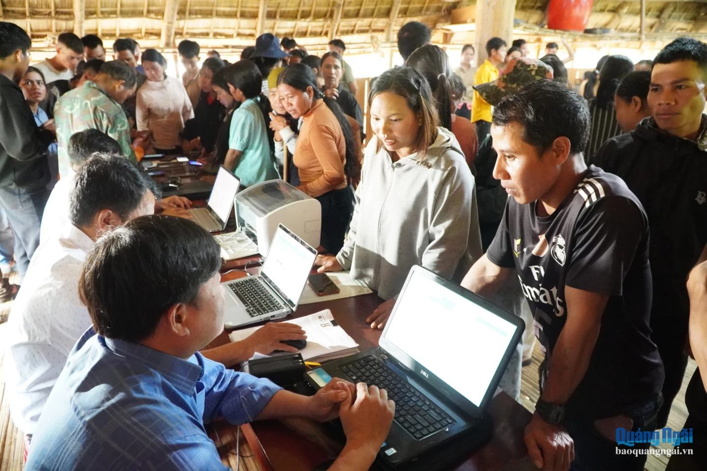 Cán bộ Trung tâm Phục vụ hành chính công xã Đăk Kôi đến nhà rông   thôn Kon Long - Kon Lỗ để giải quyết thủ tục hành chính nhằm tạo thuận lợi cho người dân. Ảnh: Dương NƯƠNG