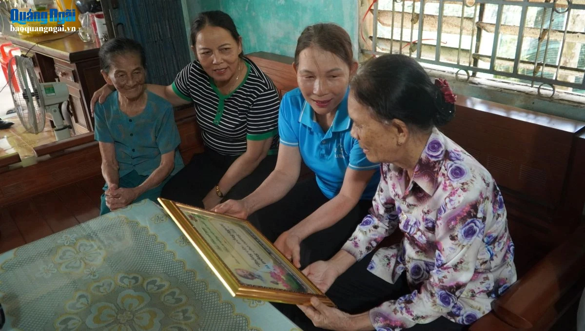 Bà Nguyễn Thị Liên Thọ cùng các hội viên chia sẻ ý nghĩa lời dạy của Bác.