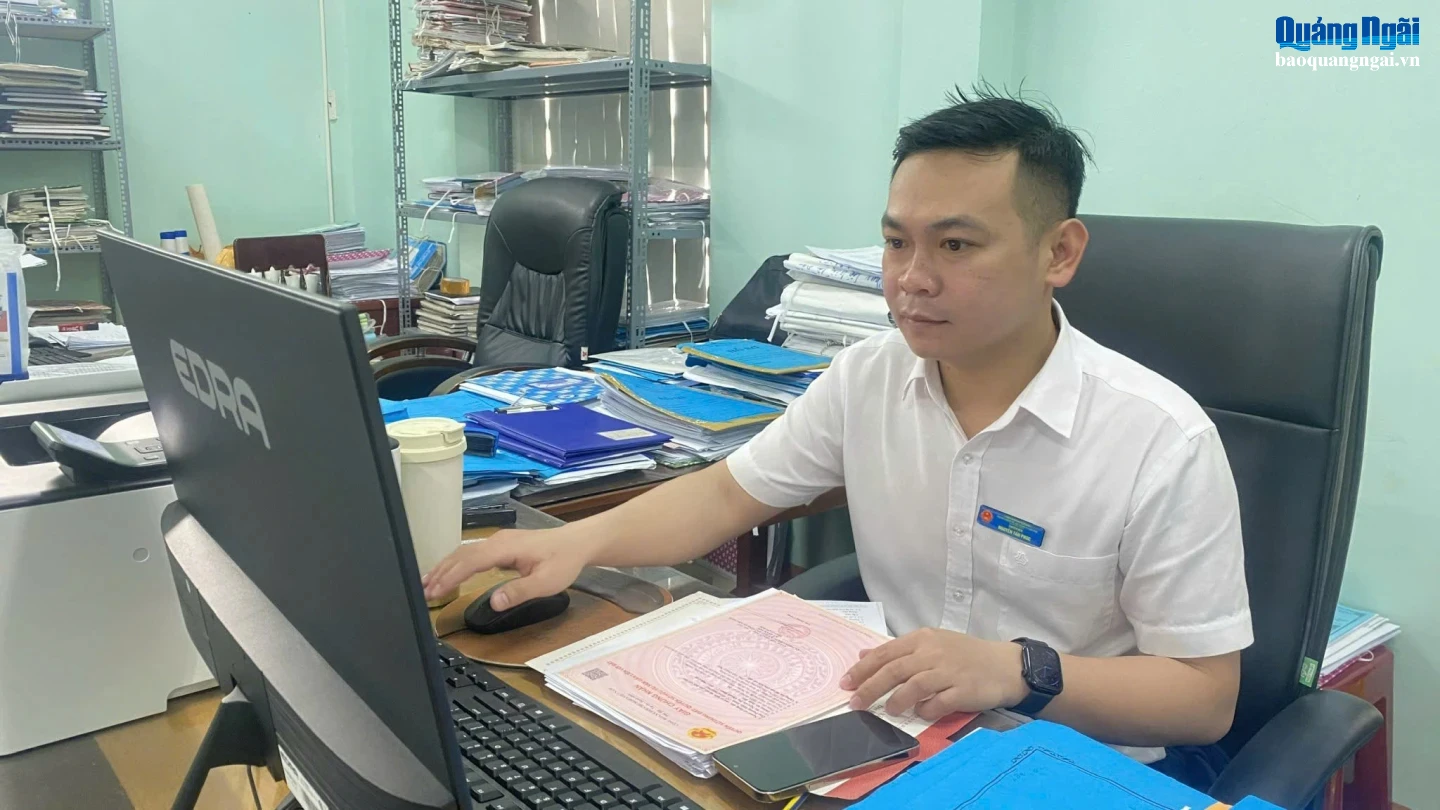 Công chức phường Đức Phổ đối soát dữ liệu đất đai tại địa phương.