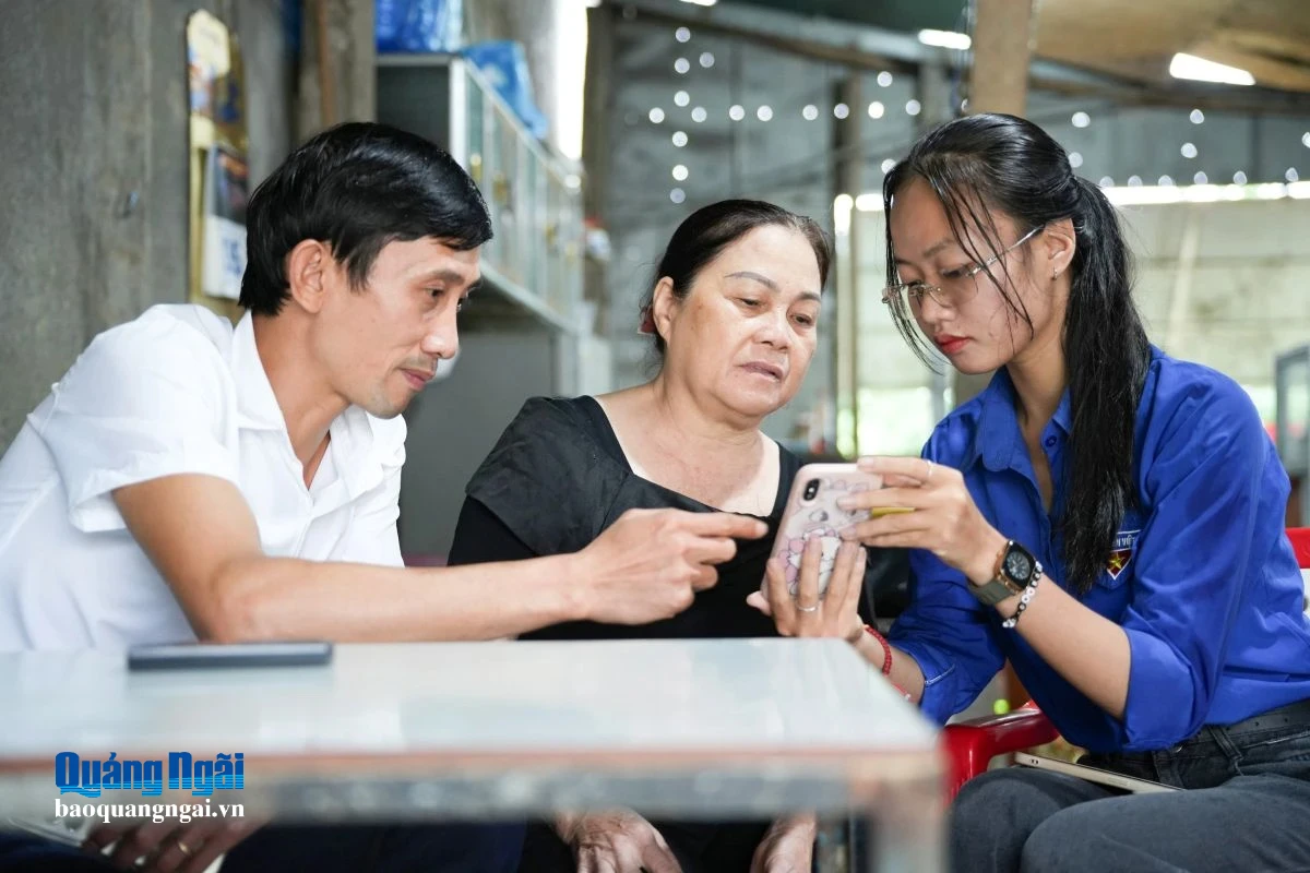 Cán bộ, đảng viên xã Bình Minh hướng dẫn người dân từng bước làm quen với các tiện ích số.