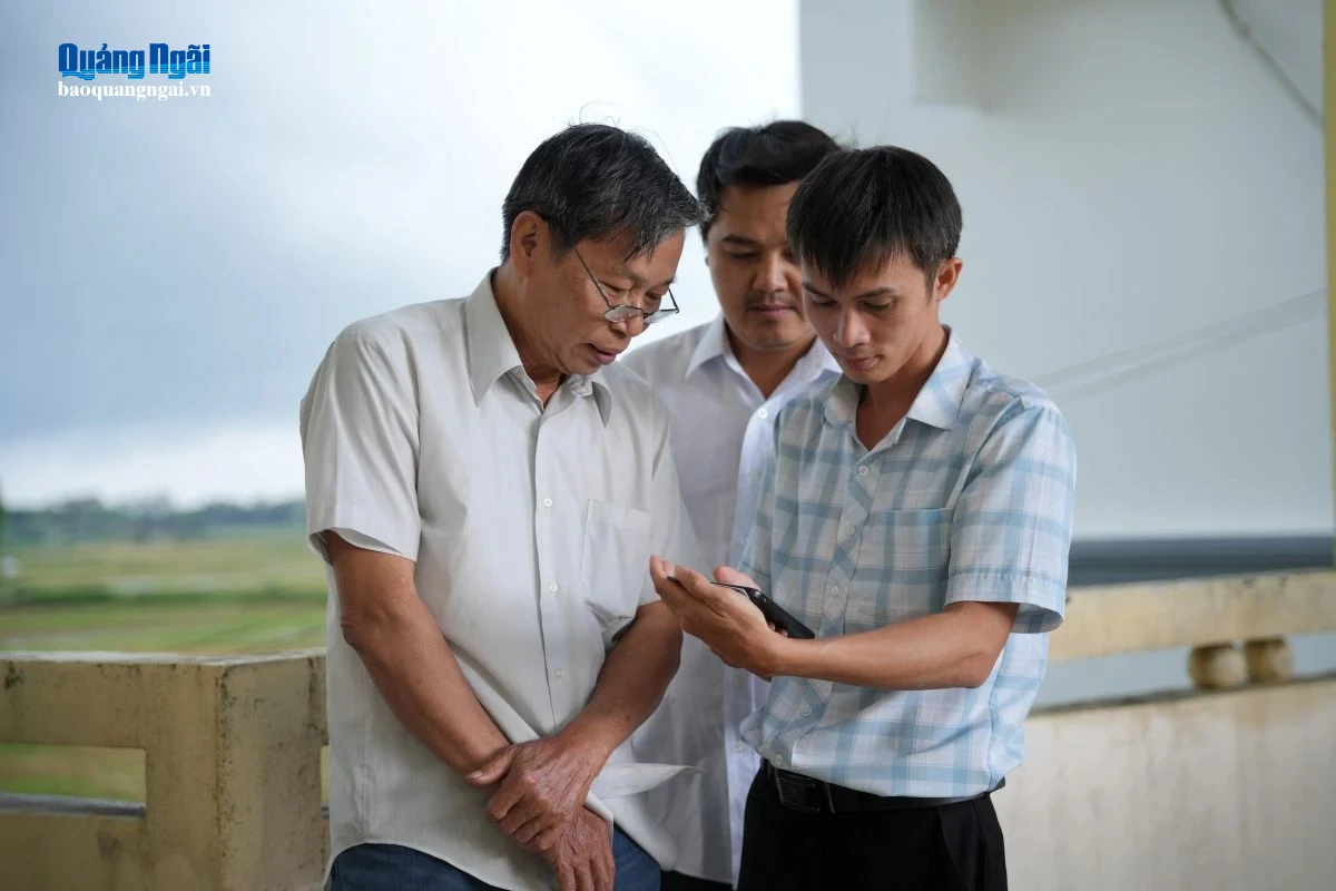 Đảng viên ở xã Bình Minh tích cực học kỹ năng số mọi lúc, mọi nơi, nhất là trong các cuộc sinh hoạt chi bộ.