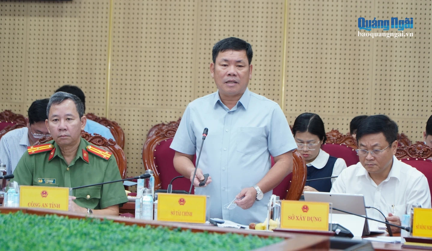 Ông Nguyễn Văn Trọng - Giám đốc Sở Tài chính, báo cáo kết quả giải ngân 8 tháng trên địa bàn tỉnh.