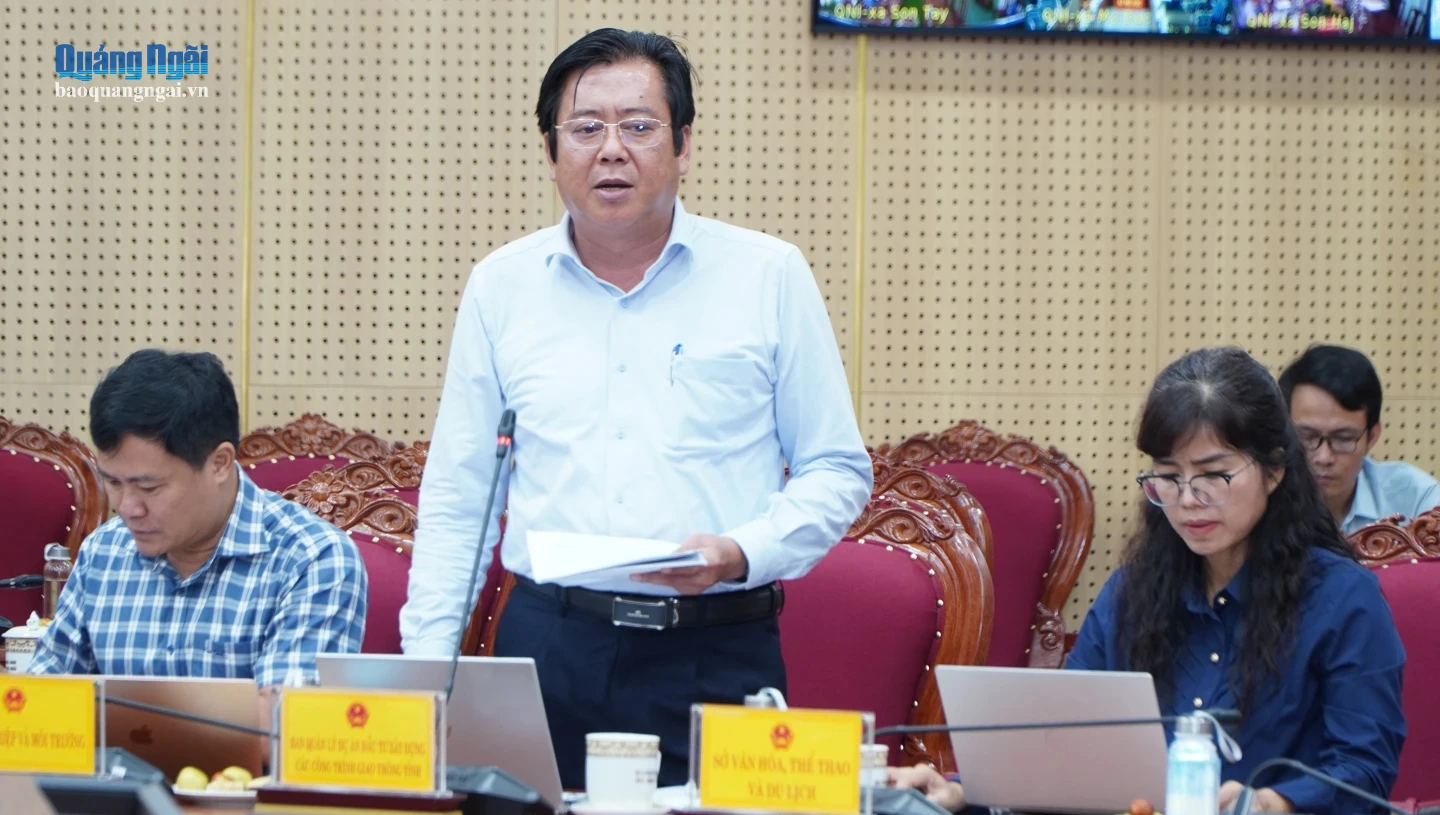 Đại diện Ban Quản lý dự án Đầu tư xây dựng các công trình giao thông tỉnh báo cáo kết quả giải ngân các dự án tại cuộc họp.