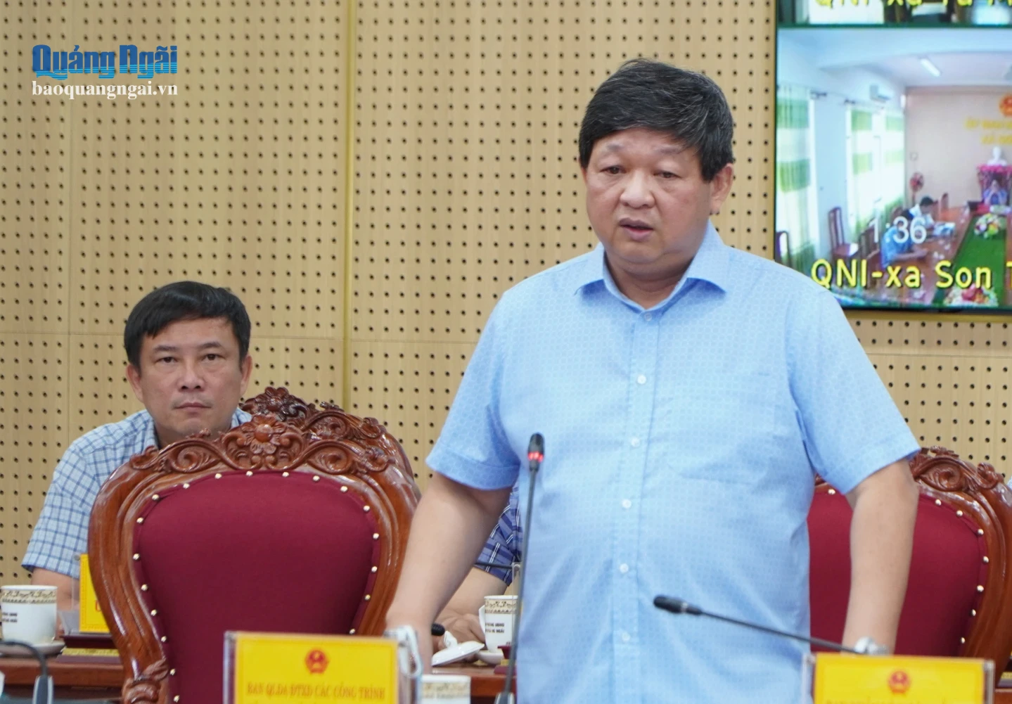 Đại diện Ban Quản lý dự án Đầu tư xây dựng các công trình dân dụng và công nghiệp tỉnh báo cáo kết quả giải ngân các dự án tại cuộc họp.