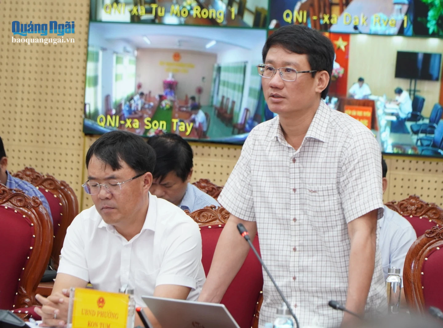 Đại diện UBND phường Kon Tum báo cáo kết quả giải ngân vốn đầu tư công tại cuộc họp.