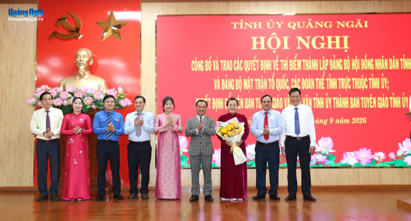 Ủy viên dự khuyết Trung ương Đảng, Phó Bí thư Thường trực Tỉnh ủy, Chủ tịch Ủy ban MTTQ Việt Nam tỉnh U Huấn tặng hoa chúc mừng các đồng chí trong Ban Thường vụ Đảng ủy MTTQ, các đoàn thể tỉnh.