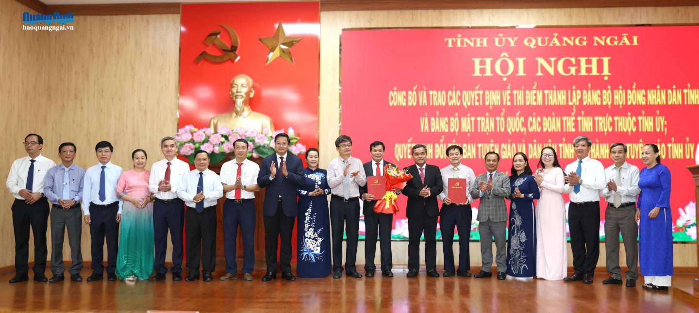 Ủy viên Trung ương Đảng, Bí thư Tỉnh ủy Hồ Văn Niên và các đồng chí Thường trực Tỉnh ủy chúc mừng Đảng bộ HĐND tỉnh.