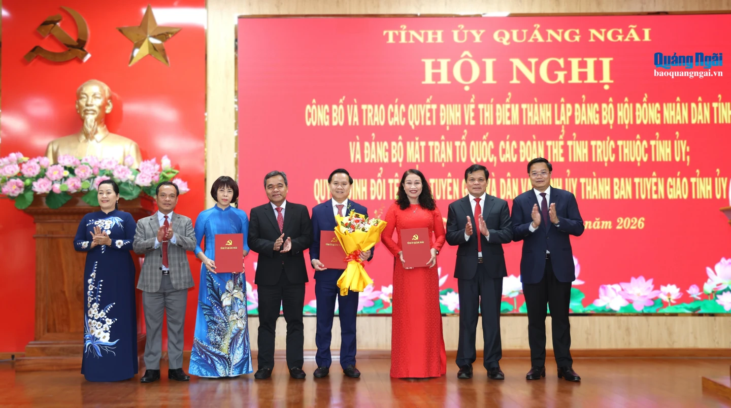 Ủy viên Trung ương Đảng, Bí thư Tỉnh ủy Hồ Văn Niên và các đồng chí Thường trực Tỉnh ủy chúc mừng các đồng chí được phân công, bổ nhiệm giữ chức Phó Trưởng ban Tuyên giáo Tỉnh ủy.