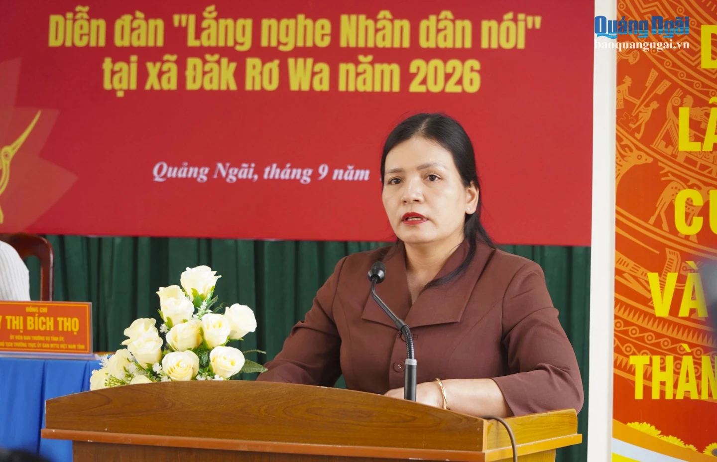 Ủy viên Ban Thường vụ Tỉnh ủy, Phó Chủ tịch Thường trực UBND tỉnh Y Ngọc trao đổi một số ý kiến tại diễn đàn.
