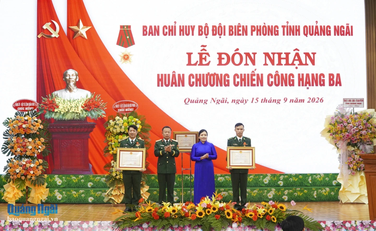 Ủy viên Ban Thường vụ Tỉnh ủy, Phó Chủ tịch Thường trực UBND tỉnh Y Ngọc cùng đại diện Quân khu 5 trao Huân chương Chiến công hạng Ba cho 2 cá nhân.