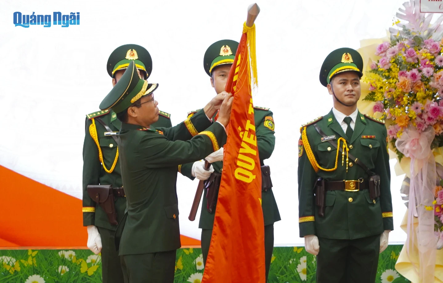 Đại diện Bộ Tư lệnh BĐBP thực hiện nghi thức gắn Huân chương Chiến công hạng Ba lên Quân kỳ Quyết thắng của Ban Chỉ huy BĐBP tỉnh Quảng Ngãi.