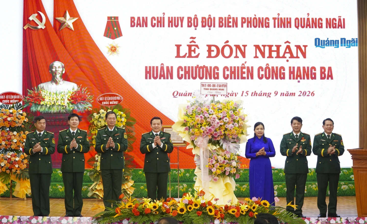 Ủy viên Ban Thường vụ Tỉnh ủy, Phó Chủ tịch Thường trực UBND tỉnh Y Ngọc tặng hoa chúc mừng Ban Chỉ huy BĐBP tỉnh.