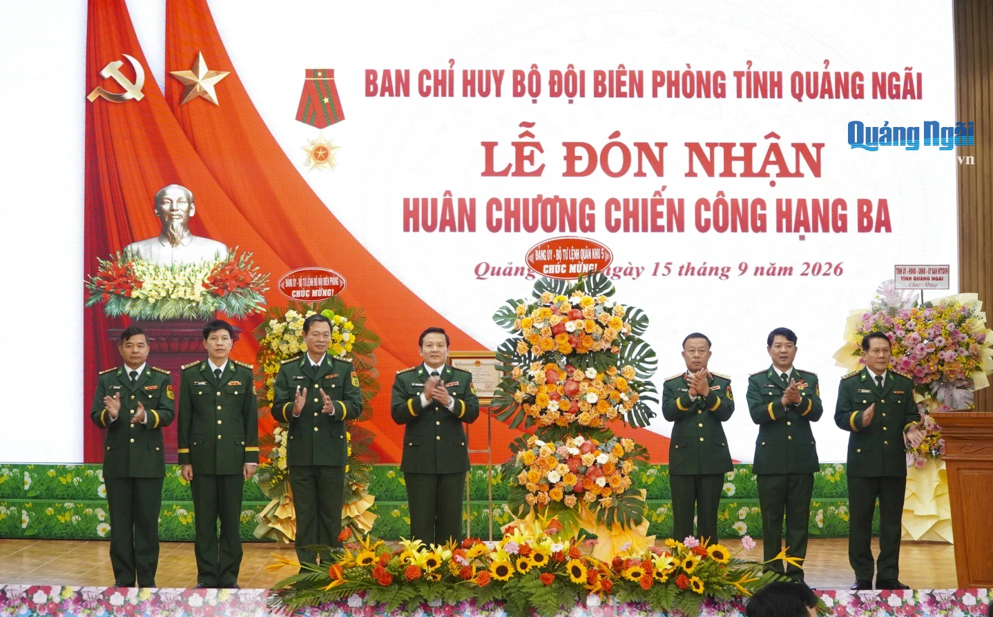 Đại diện Quân khu 5 tặng hoa chúc mừng Ban Chỉ huy BĐBP tỉnh.