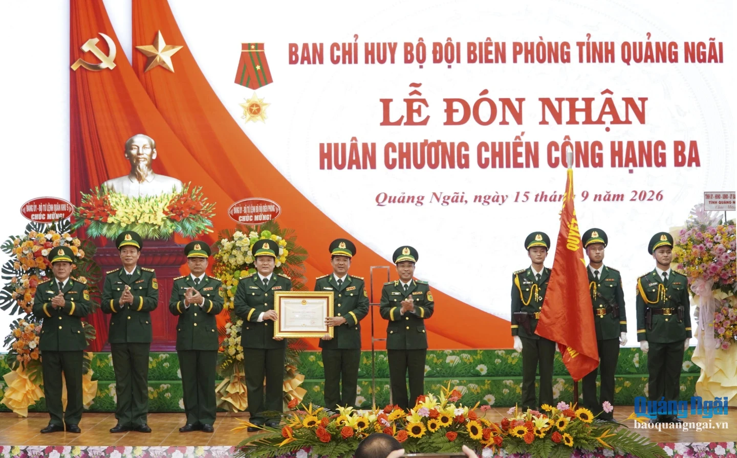 Đại diện Bộ Tư lệnh BĐBP trao Huân chương Chiến công hạng Ba cho Ban Chỉ huy BĐBP tỉnh.