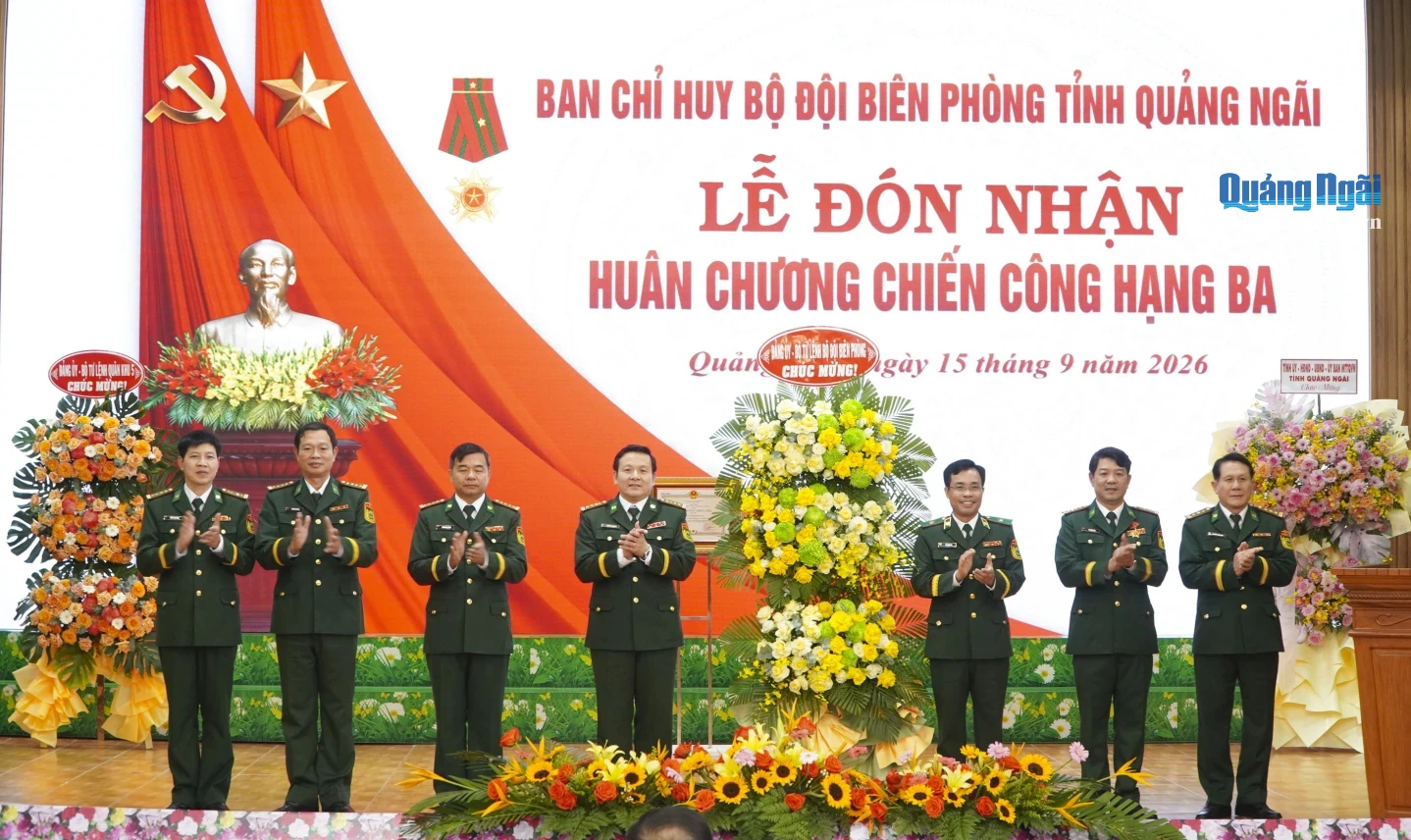 Đại diện Bộ Tư lệnh BĐBP tặng hoa chúc mừng Ban Chỉ huy BĐBP tỉnh.