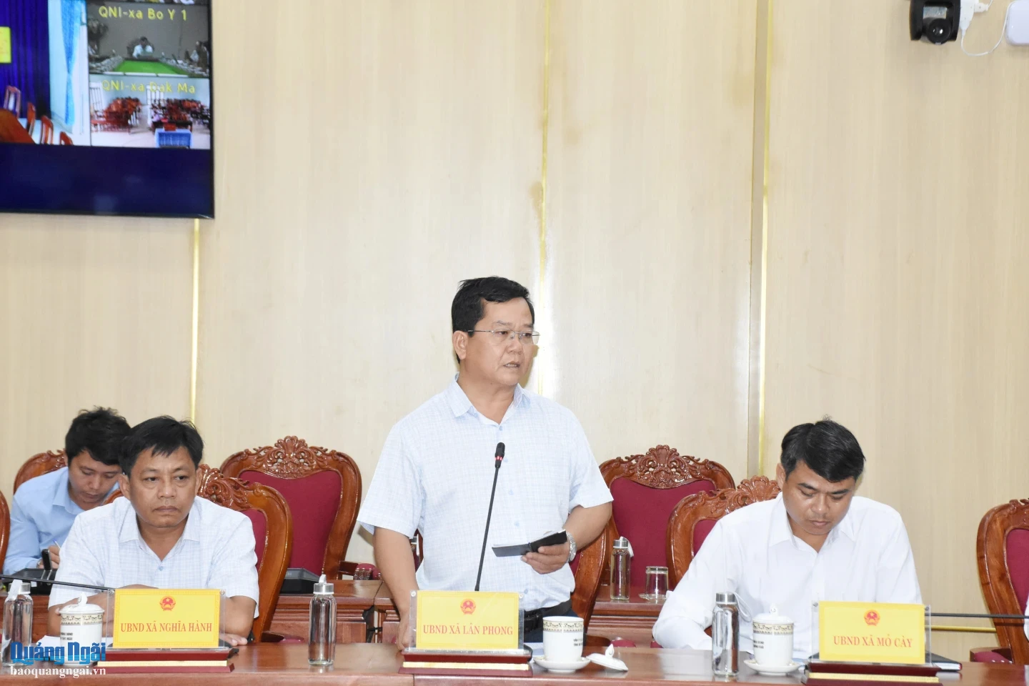 Đại diện xã Lân Phong báo cáo tại cuộc họp.