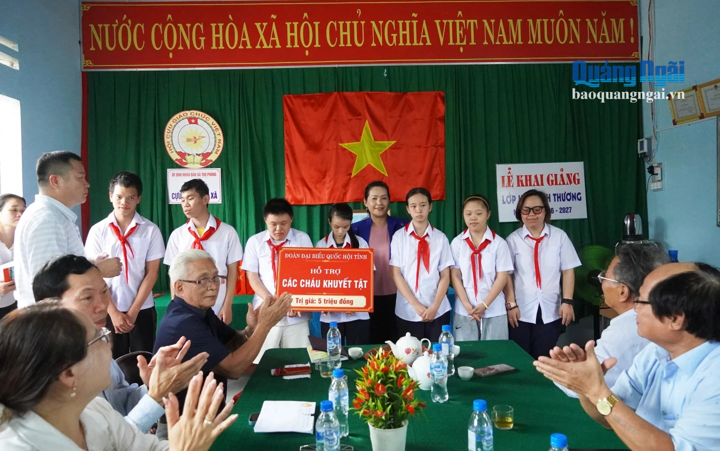 Phó Bí thư Tỉnh ủy, Trưởng đoàn ĐBQH tỉnh Đinh Thị Hồng Minh trao quà cho các thầy, cô giáo và học sinh của lớp học tình thương. 