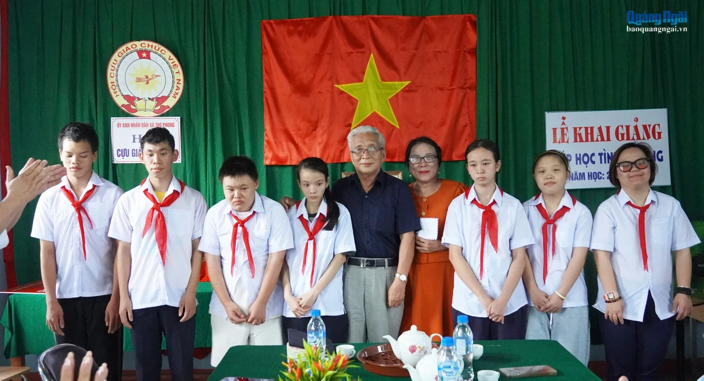 Nguyên Bí thư Tỉnh ủy Phạm Đình Khối trao quà cho các thầy, cô giáo và học sinh của lớp học tình thương. 