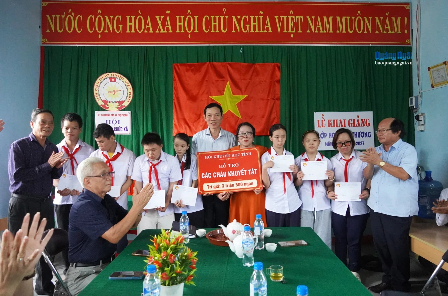 Lãnh đạo Hội Khuyến học tỉnh trao quà cho các thầy, cô giáo và học sinh.