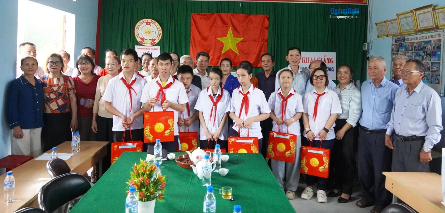 Được thành lập từ năm 2012, lớp học do các thầy, cô giáo đã nghỉ hưu tổ chức dạy học miễn phí cho trẻ em khuyết tật, có hoàn cảnh khó khăn. 