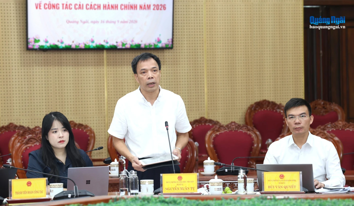 Thành viên trong đoàn công tác phát biểu tại buổi làm việc.