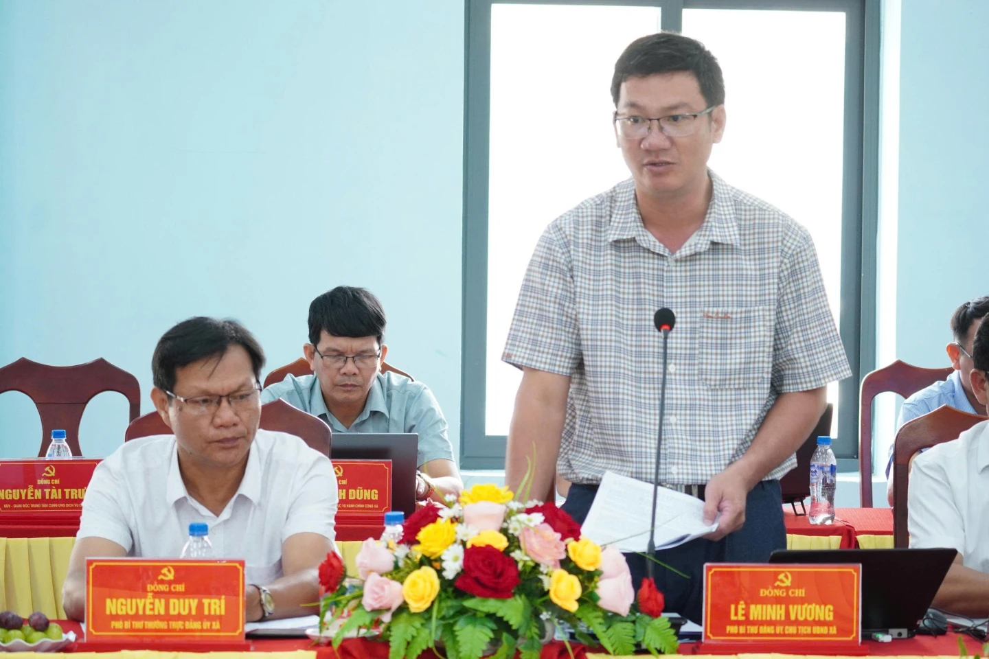 Ông Lê Minh Vương - Chủ tịch UBND xã Đông Trà Bồng báo cáo tại cuộc họp.