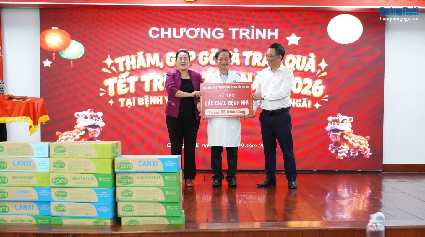 Phó Bí thư Tỉnh ủy Đinh Thị Hồng Minh thăm, tặng quà bệnh nhi khó khăn