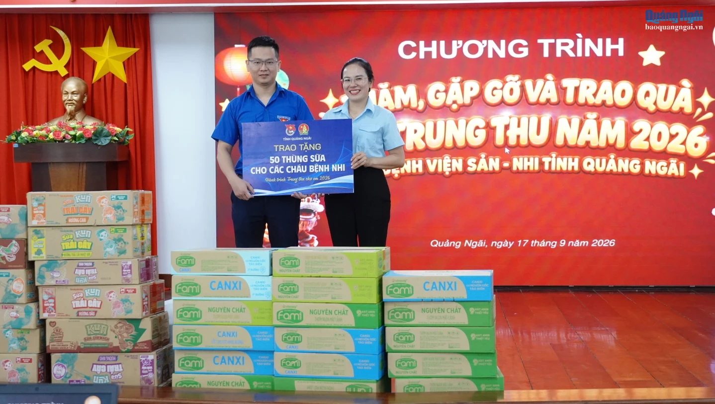 Chị Hồ Thị Thu Thanh - Phó Bí thư Tỉnh đoàn, tặng quà cho các bệnh nhi.