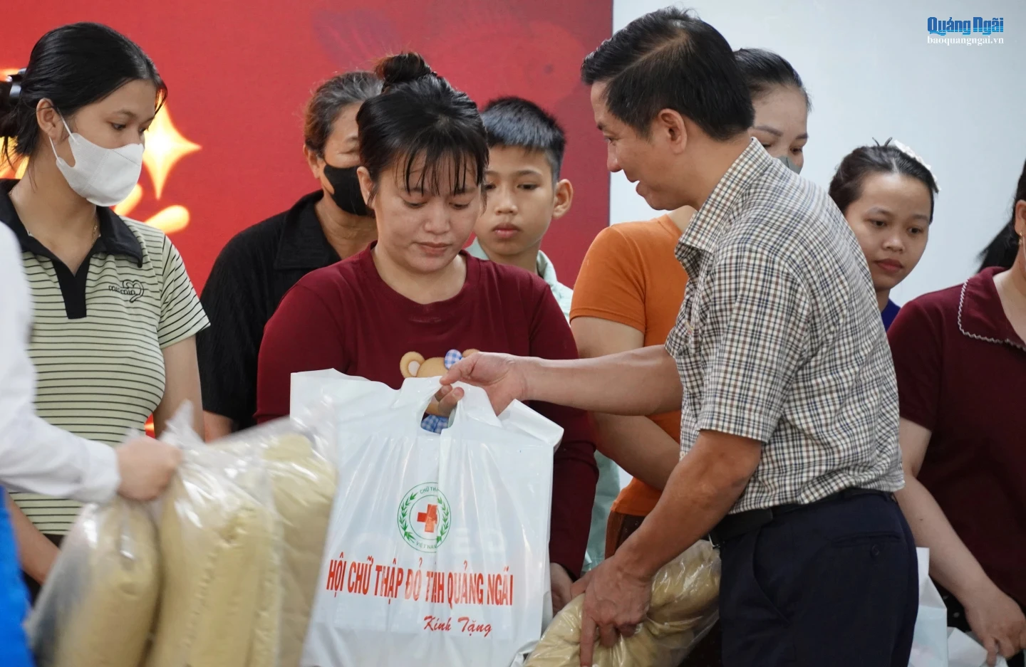 Ông Phạm Ngọc Thành - Chủ tịch Hội Chữ thập đỏ tỉnh, trao quà cho người thân của các bệnh nhi.