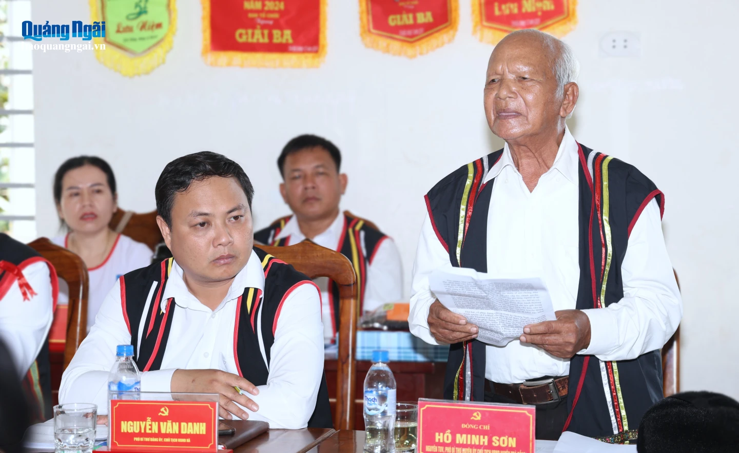 Các đại biểu và đảng viên phát biểu tại buổi sinh hoạt.