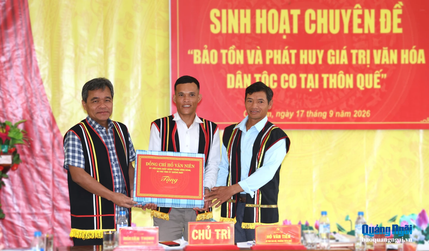 Ủy viên Trung ương Đảng, Bí thư Tỉnh ủy Hồ Văn Niên tặng quà cho Chi bộ thôn Quế.