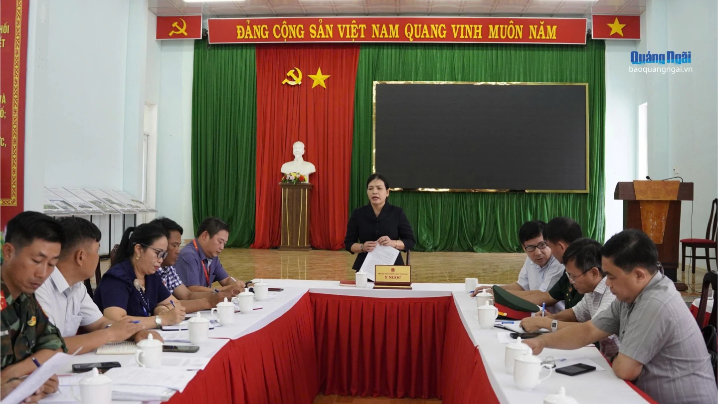 Ủy viên Ban Thường vụ Tỉnh ủy, Phó Chủ tịch Thường trực UBND tỉnh Y Ngọc phát biểu tại cuộc làm việc.