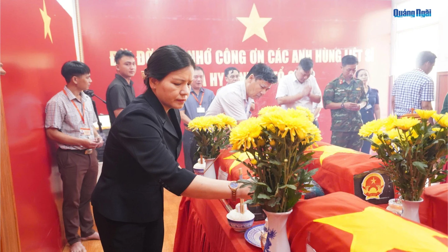 Ủy viên Ban Thường vụ Tỉnh ủy, Phó Chủ tịch Thường trực UBND tỉnh Y Ngọc dâng hương tưởng niệm các liệt sĩ.