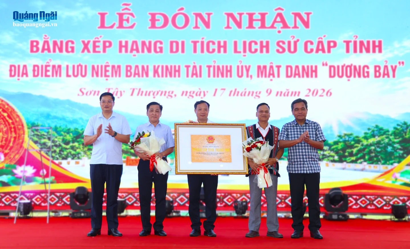 Lãnh đạo UBND xã Sơn Tây Thượng đón nhận Bằng xếp hạng Di tích cấp tỉnh đối với Di tích lịch sử Địa điểm lưu niệm Ban Kinh tài Tỉnh ủy, mật danh “Dượng Bảy”.